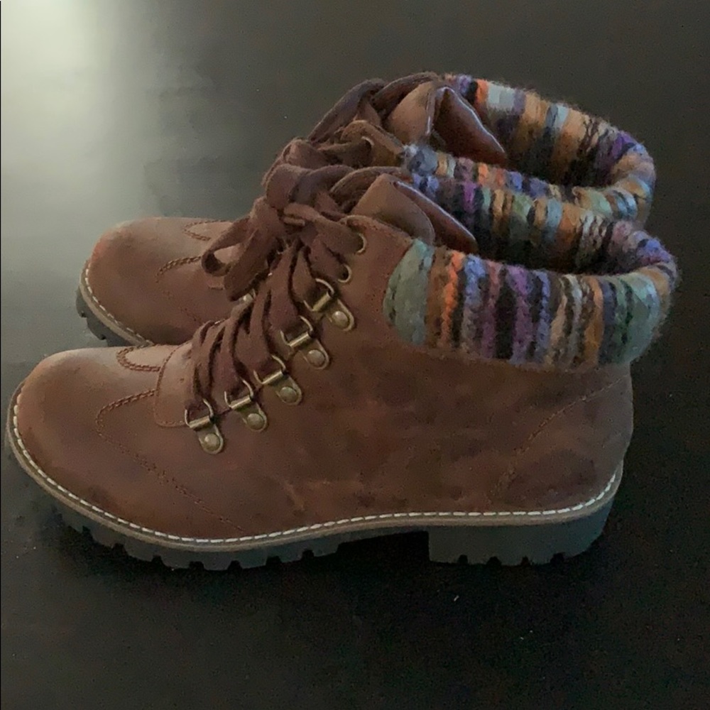 Women’s shoes size 7. Not used, box